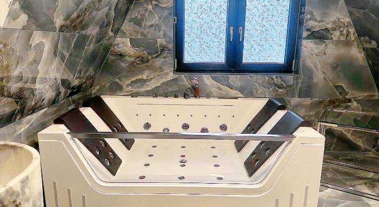 Villa with jacuzzi — photo 4