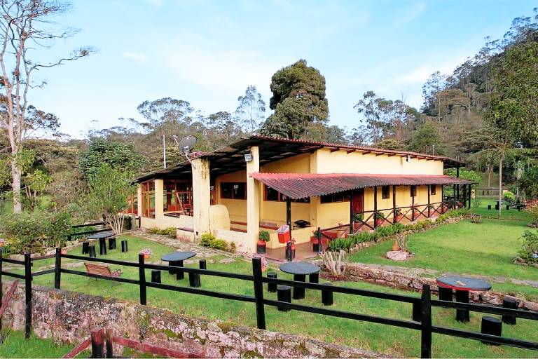 Vacation home with yard & barbeque | Suitable for remote work in Bogotá