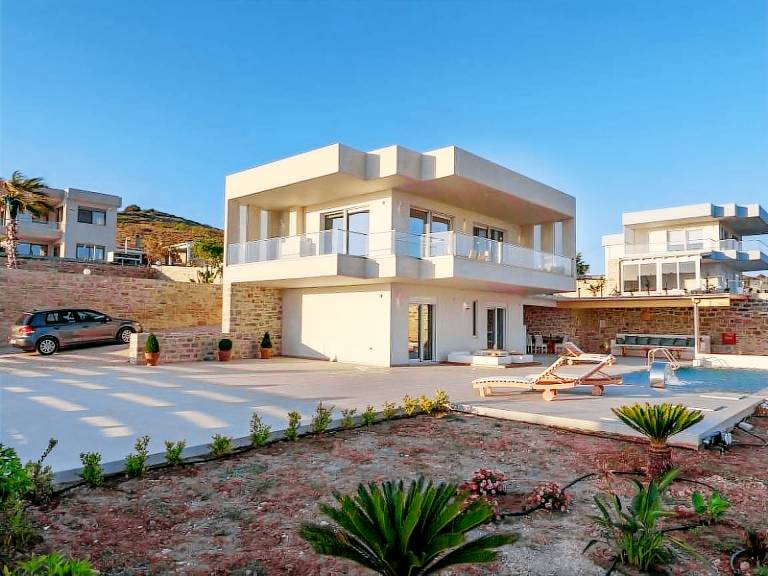 Nice vacation home with private pool, yard & grill | Beach nearby | Dogs allowed — photo 4