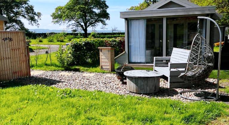 Lodge with BBQ & yard — photo 5