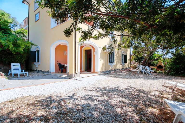 Apartment "Cuore" close to the Beach with Garden & Wi-Fi in Teo