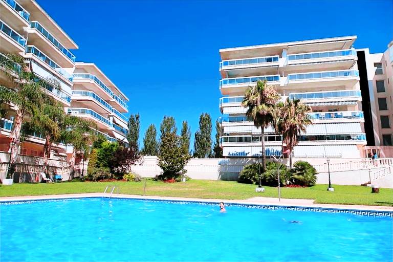Holiday apartment with terrace, pool & garden — photo 4