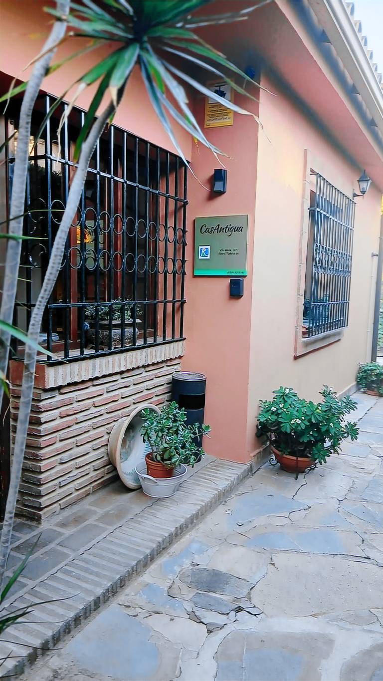 Ample villa with pool, patio & yard | Dogs allowed — photo 4