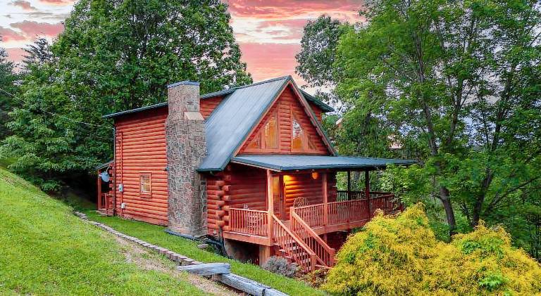 House with hot tub in Sevierville, TN