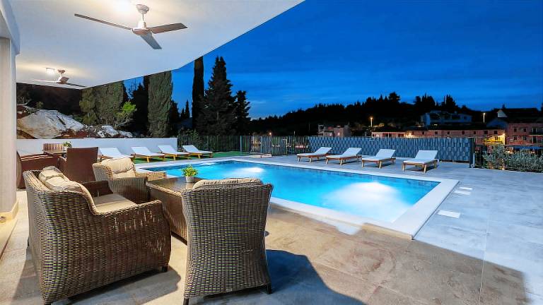 Villa with yard, grill & pool | Pets allowed — photo 4