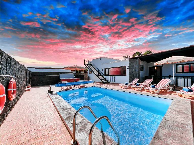 Fully equipped lovely villa with private pool, barbeque & hot tub | Dogs allowed in Yaiza