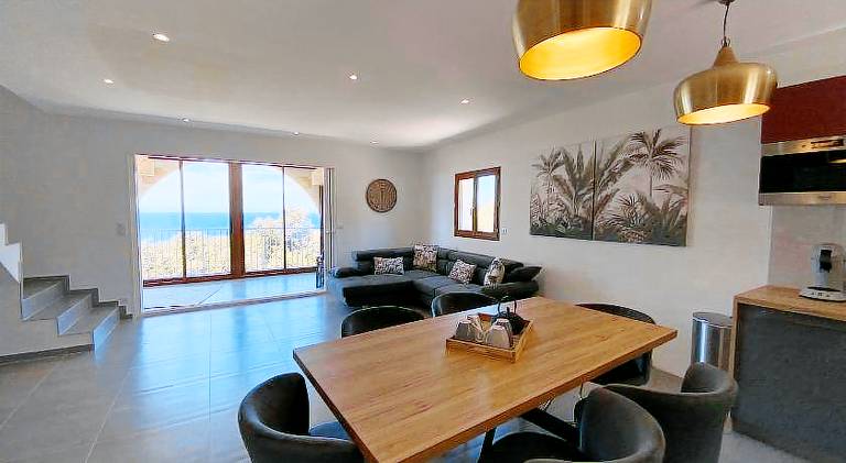 Apartment with patio & yard — photo 3
