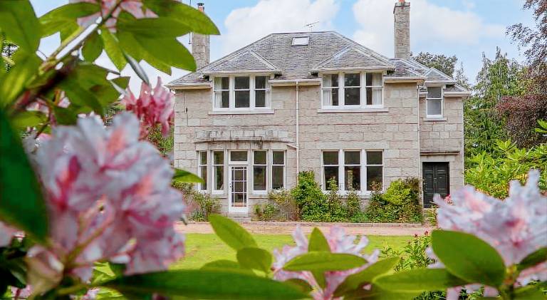 House with yard | Pet-friendly in Aboyne