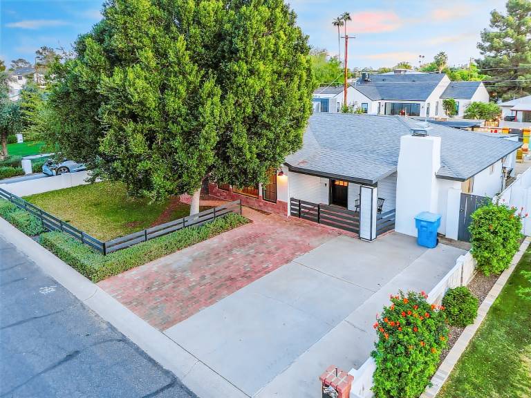 The Golden Saguaro Stylish home w Casita