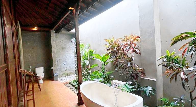 Villa with pool — photo 4