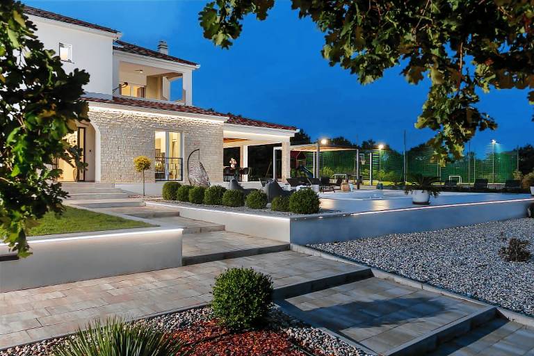 Villa with pool, yard & patio — photo 4