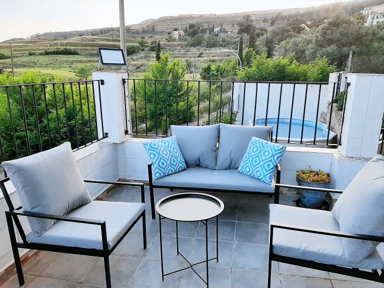 Fully equipped house with barbeque, terrace & yard | Mountain view | Pets allowed — photo 3