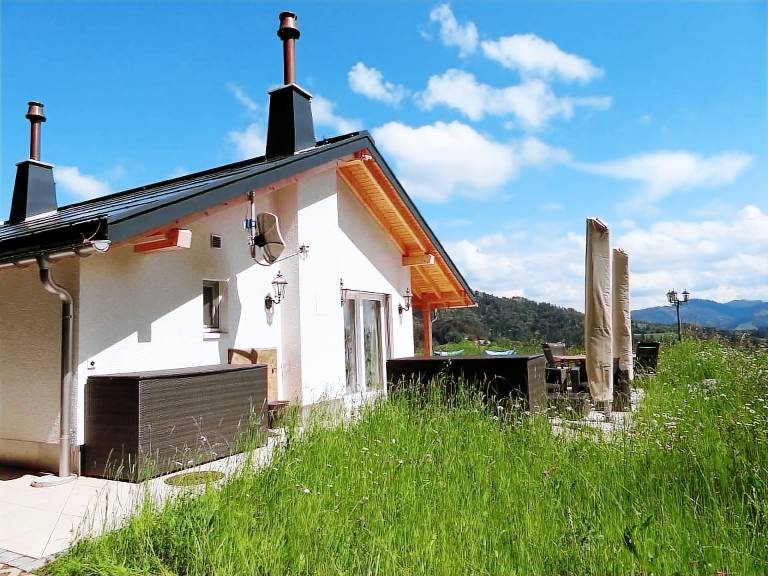 Vacation home with yard, barbecue & terrace | Nature view — photo 2