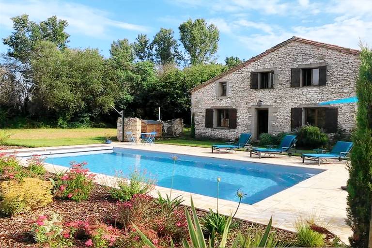 Vacation home with pool, patio & garden — photo 2