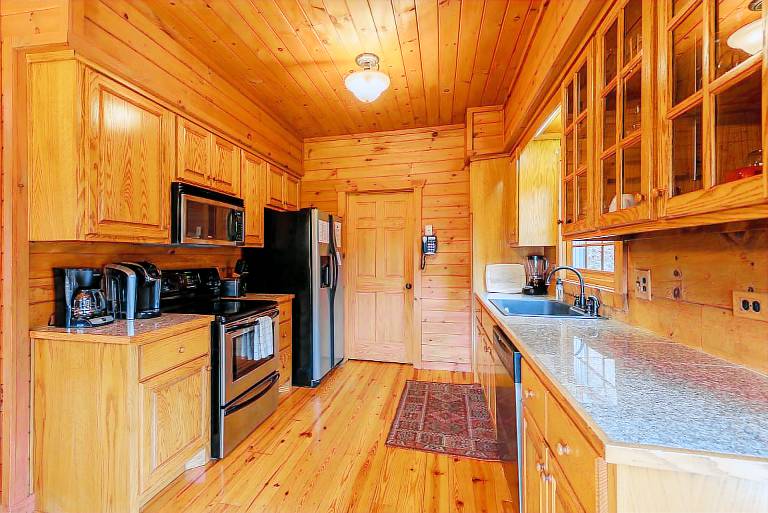Family-friendly cabin with BBQ & hot tub | Mountain view | Pets are welcome — photo 3