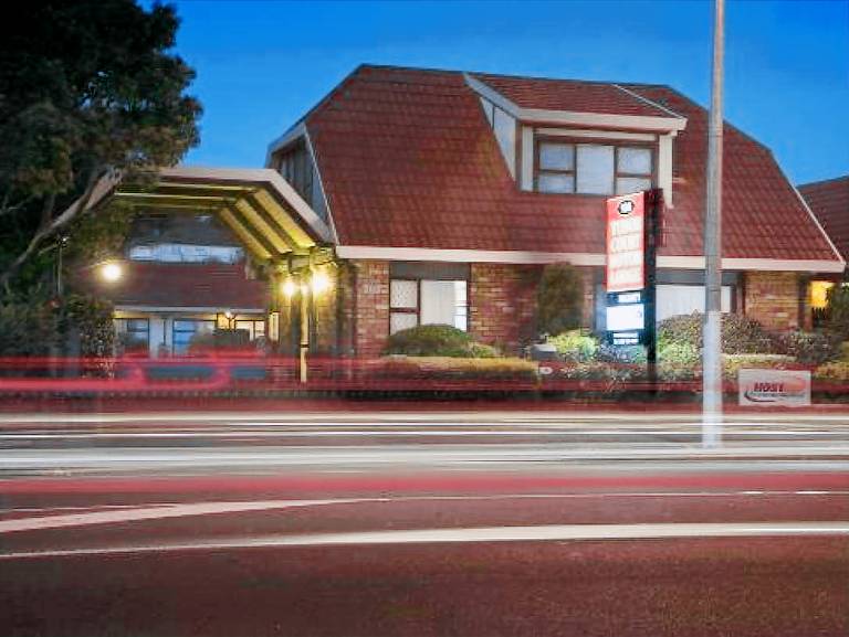 Motel  Epsom