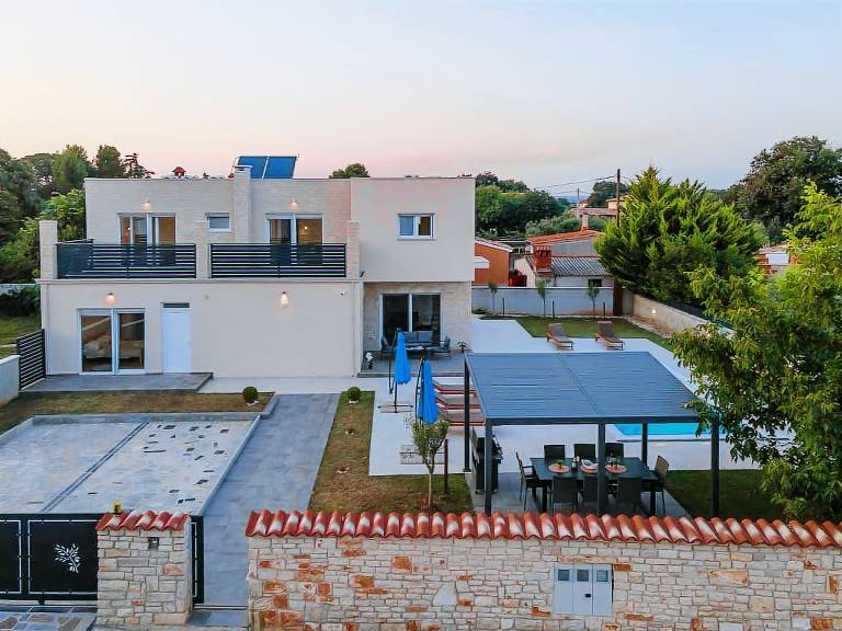 Villa with terrace, pool & grill — photo 3