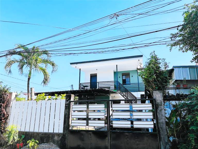 Rental apartment with terrace, barbeque & garden in Iloilo