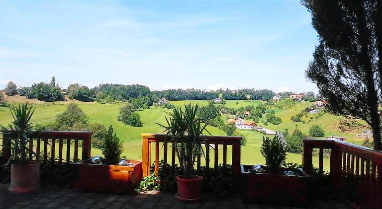 Serviced apartment with yard & terrace — photo 2