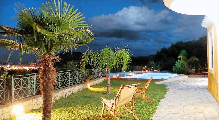Villa with patio, barbeque & yard — photo 3