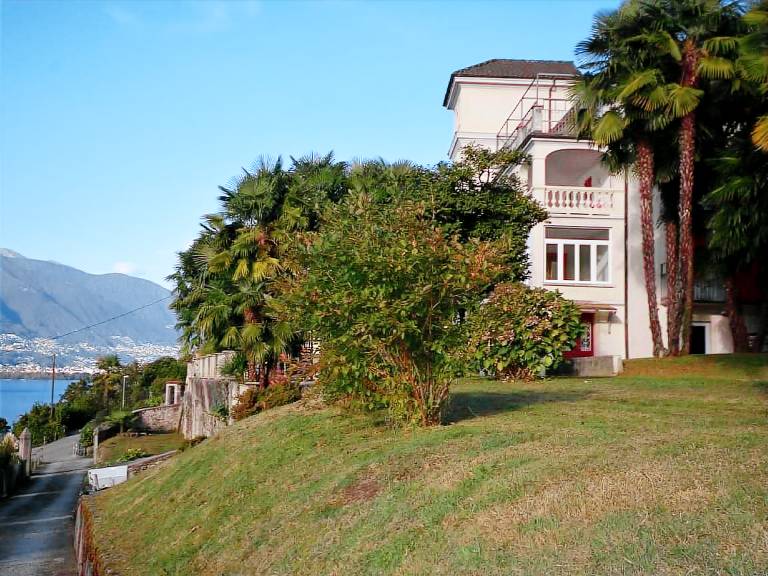 Apartment with grill & yard | Mountain view — photo 3