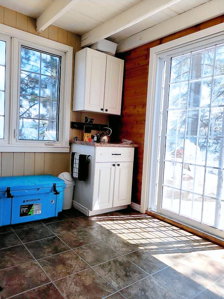 Beautiful Lake Tiny House with Amazing Views and Private Dock in Muskoka, Canada — photo 3