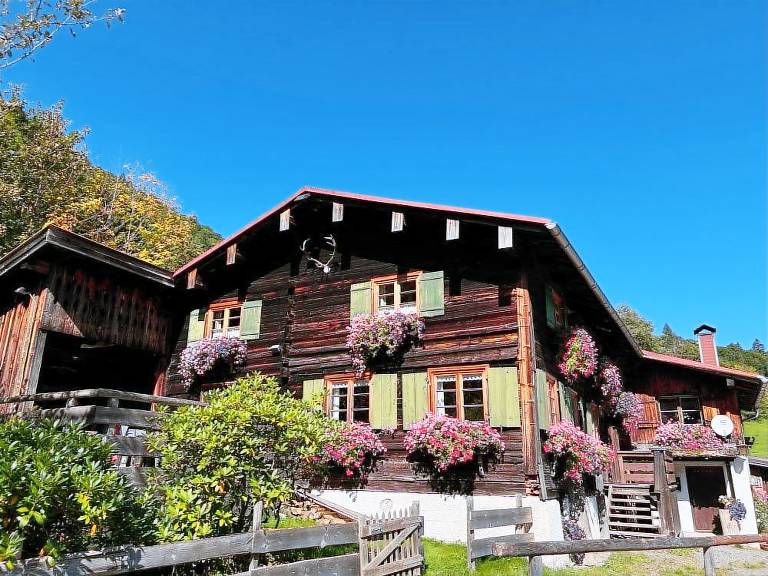 Family-oriented vacation home with yard, hot tub & barbeque | Mountain view | Dogs allowed — photo 2