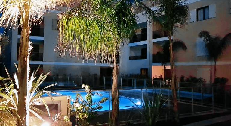 Holiday apartment with private pool & yard in Cannes