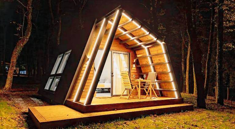 Lodge with terrace, pool & yard | Pets allowed — photo 4