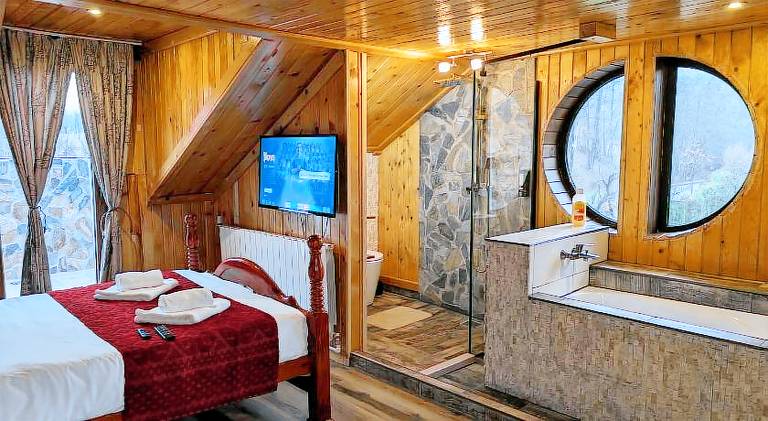 Wonderful lodge with BBQ, patio & jacuzzi | Pets allowed — photo 2