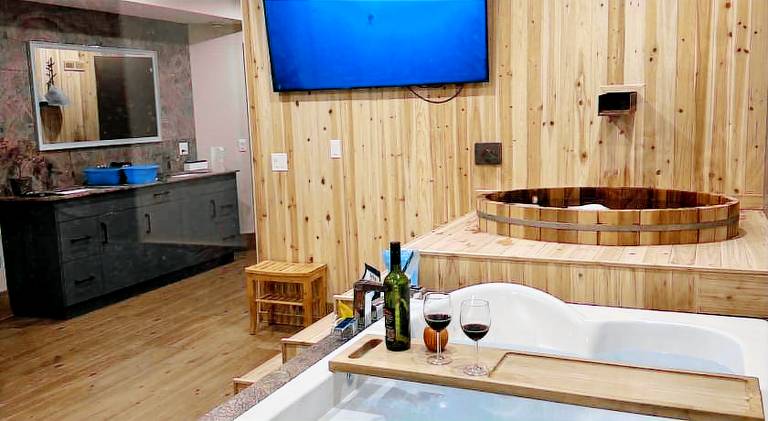 Romantic Luxury Retreat with Private Sauna & Spa, Pet Friendly, Elkside Hideout B&B in Canmore, AB