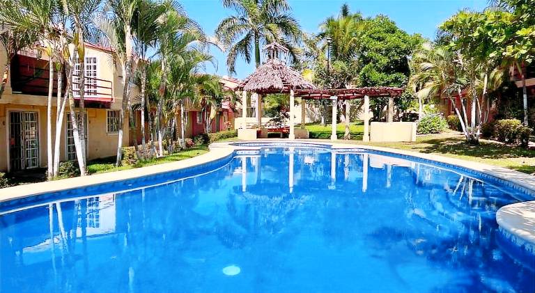 Vacation home with pool — photo 3