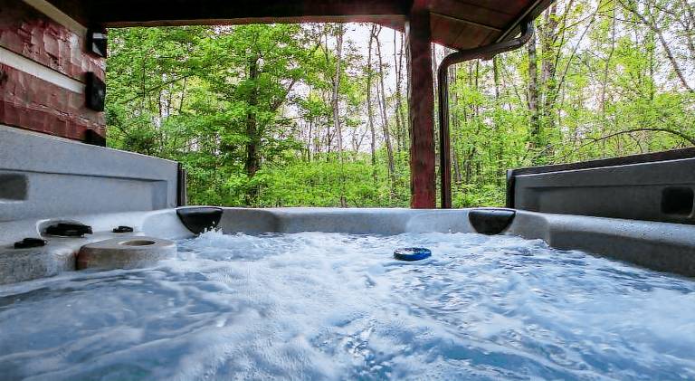Vacation home with jacuzzi & pool | Pet-friendly — photo 4