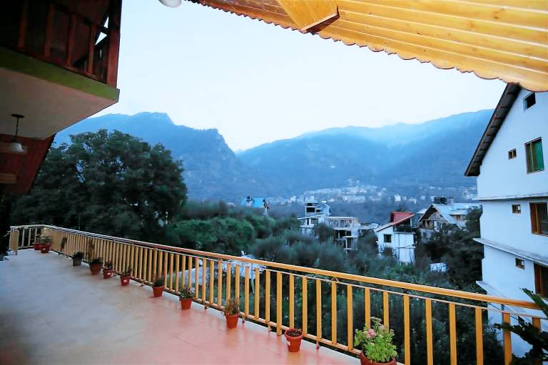Seven Bedroom Cottage in Himalayas Balcony Cook — photo 4