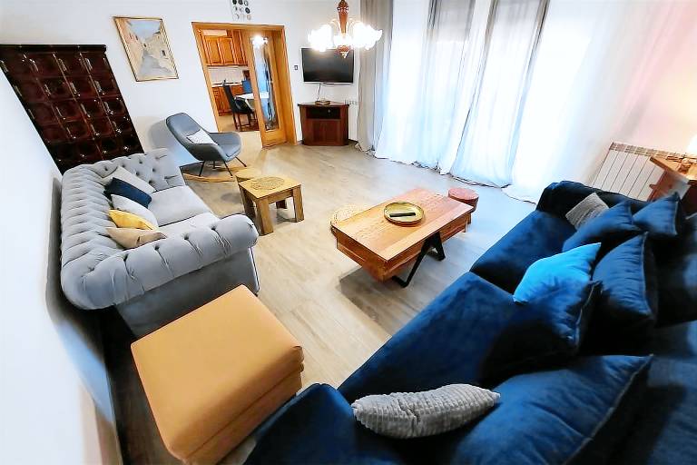 Apartment with terrace & yard — photo 2