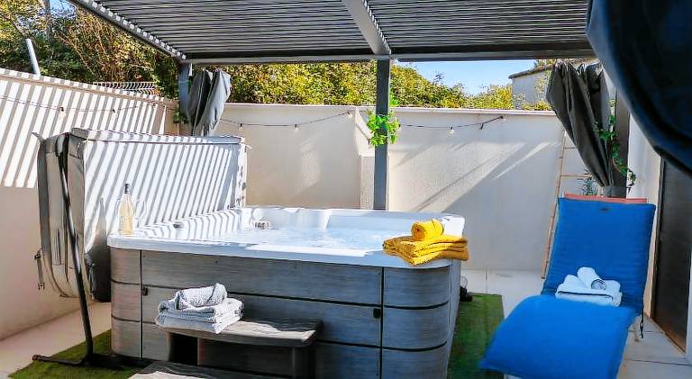Vacation home with patio, BBQ & hot tub — photo 3