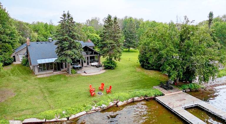 Vacation home with jacuzzi in Kawartha Lakes, ON