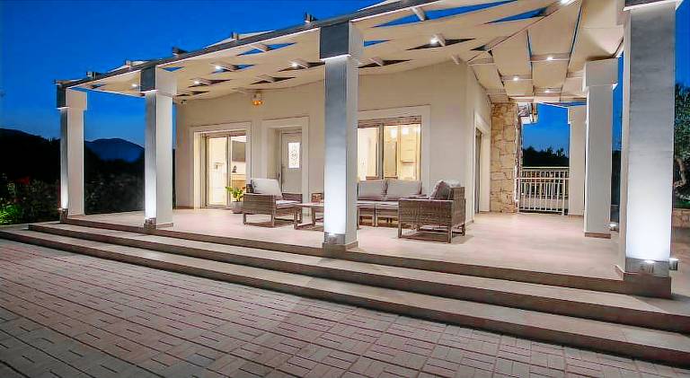Villa with jacuzzi & pool — photo 2