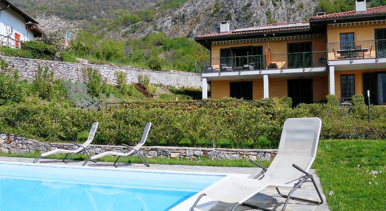 Nice holiday apartment with garden, pool & terrace | Pets allowed in Lezzeno