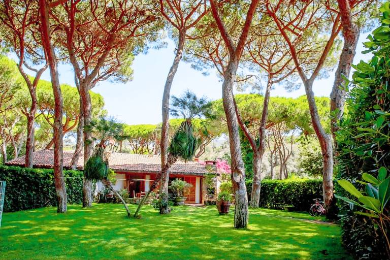Villa with patio & yard | Garden view — photo 5
