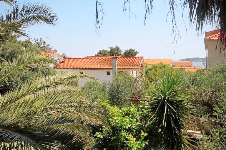 Wonderful rental apartment with yard, BBQ & patio | Garden view | Beach nearby | Pet-friendly — photo 3