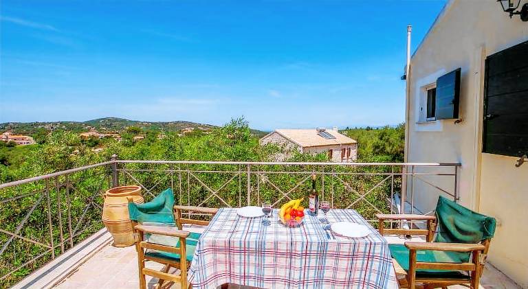 Holiday apartment with yard & patio in Paxos