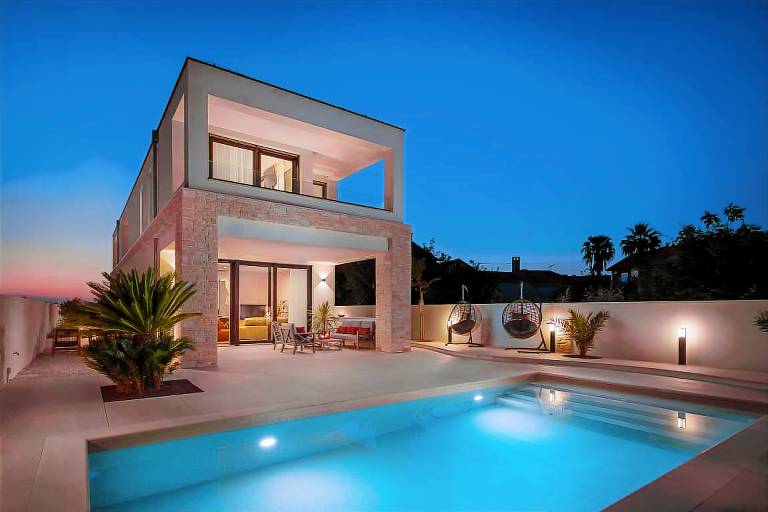 Child-friendly villa with yard, patio & private pool | Pets allowed — photo 4