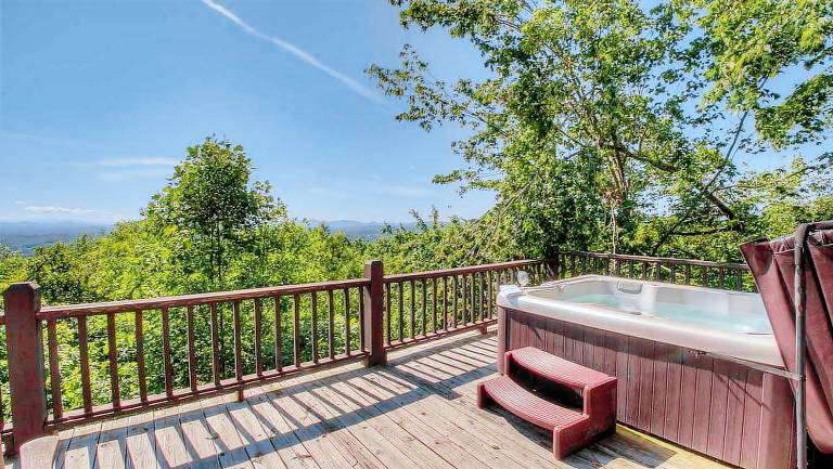 Grand View - Mountain View Hot tub Shuffleboard Air Hockey Screened in porch — photo 3