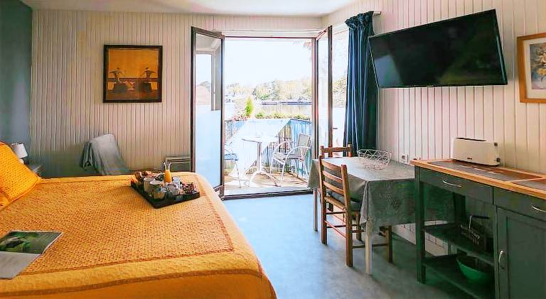 Serviced apartment with yard & terrace — photo 2