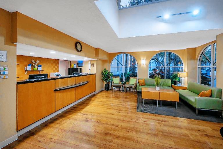 La Quinta Inn & Suites by Wyndham Deerfield Beach I-95 — photo 3