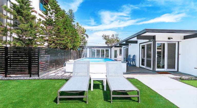 House with pool — photo 4