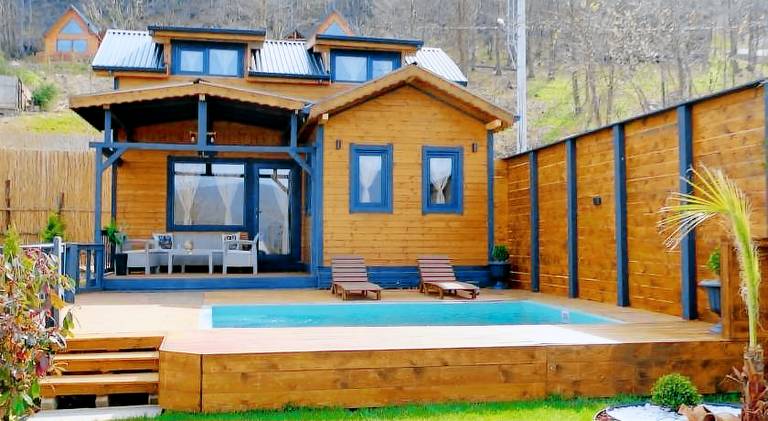 Chalet with pool & hot tub — photo 4