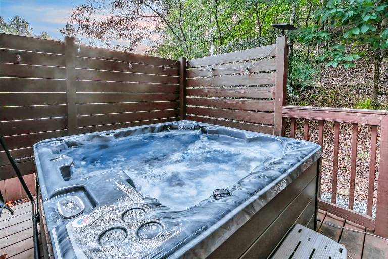 Hidden Acre Lodge: Pet Friendly, Free Attraction Tickets, Hot Tub, & WiFi — photo 3