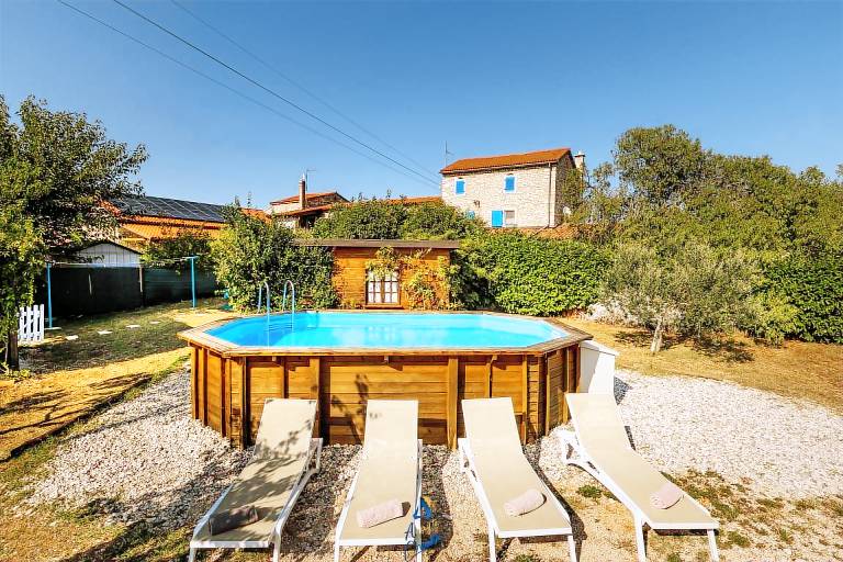 Fully equipped villa with BBQ, hot tub & yard | Pool view | Pets are welcome — photo 5